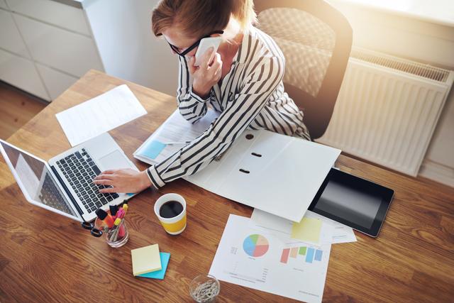 woman_doing_accounting_work.jpg